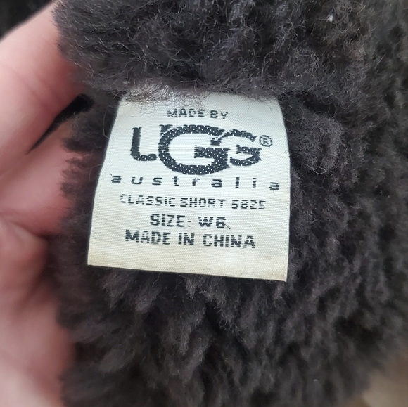 Uggs Australia Classic Boots - Picture 3 of 4